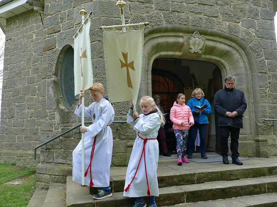 Bittprozession an der Weingartenkapelle (Foto: Karl-Franz Thiede)